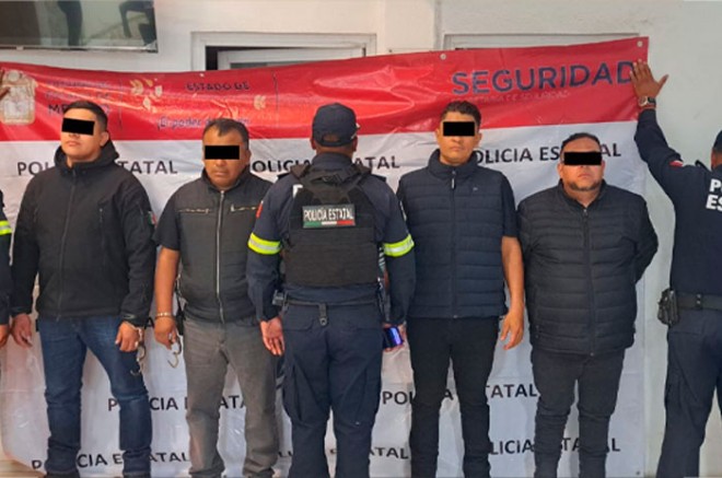 Al finalizar la inspección, localizaron un rifle calibre 22 milímetros, dos armas calibre 9 milímetros y un par más de réplicas de pistolas
