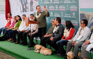 Entrega Eruviel Ávila apoyos a personas con ceguera