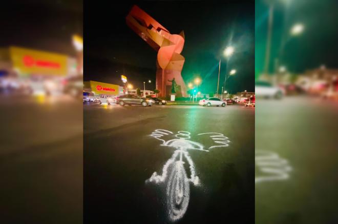 A modo de protesta, habitantes dibujaron un ángel a bordo de una bicicleta en el pavimento frente al Coyote de Nezahualcóyotl.