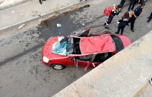 Cae vehículo del puente Venta de Carpio en Ecatepec; el conductor está grave