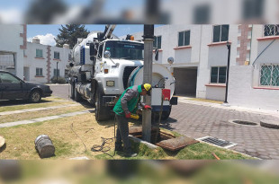 La meta trazada contempla el desazolve de 30 mil metros lineales de redes de drenaje y alcantarillado, así como la limpieza profunda de rejillas pluviales.
