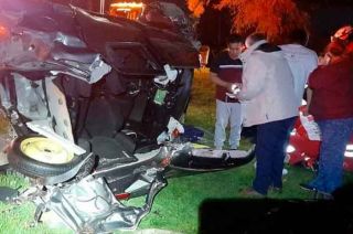 El accidente dejó dos heridos, uno de los cuales quedó atrapado en su vehículo.