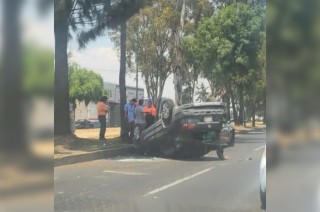 La unidad involucrada quedó volcada con las llantas hacia arriba, lo que provocó la reducción de la circulación a un solo carril.