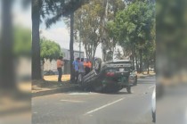 La unidad involucrada quedó volcada con las llantas hacia arriba, lo que provocó la reducción de la circulación a un solo carril.