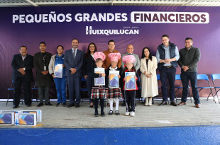 Menores fueron reconocidos con una tableta tras destacar en la “Expo Pequeños Grandes Financieros”.