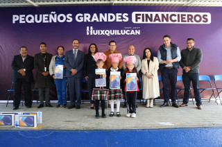 Menores fueron reconocidos con una tableta tras destacar en la “Expo Pequeños Grandes Financieros”.