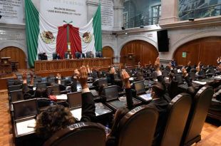 Los diputados tienen derecho a un aguinaldo de 40 días de salario base, sin deducción alguna.