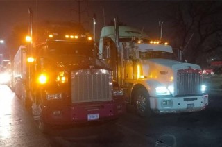 Uno de los puntos más críticos se registra en Paseo Tollocan, entre Avenida Tecnológico y Bulevar Aeropuerto, donde los manifestantes cerraron ambos sentidos.