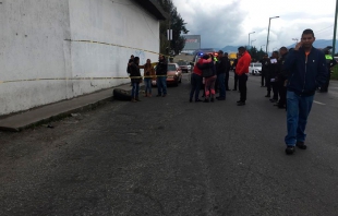 Camioneta se queda sin llantas traseras y mata a una mujer en la Tenango-Toluca