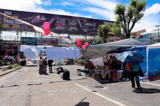 Trabajadores del IMSS mantienen cerrados los carriles centrales de Paseo Tollocan, frente al Hospital General Regional No. 220, para exigir un aumento salarial del 10 por ciento.