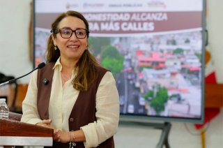 Azucena Cisneros Coss, presidenta municipal de Ecatepec, reconoció que el rezago acumulado en vialidades aún impide que los trabajos realizados sean visibles en gran parte del municipio.