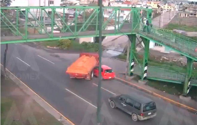 #Video: Fuerte impacto de auto contra tráiler en #Toluca