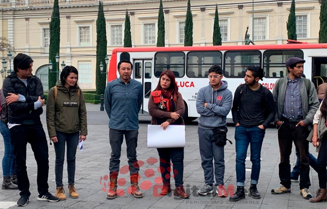 #Video: Protestan en #Toluca colectivos por aumento al transporte