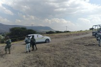 En la cajuela y asiento trasero estaban cuatro hombres en distintas posiciones, mientras que una mujer fue hallada en el asiento del copiloto