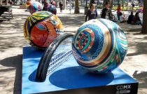 Pelotas de tenis gigantes decoran Paseo de la Reforma