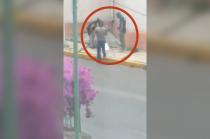 En el video, se aprecia como “cazan” a sus víctimas, principalmente transeúntes, sobre la calle Santos Degollado, en el barrio El Cóporo.