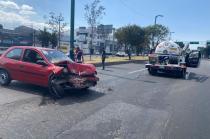 El conductor del auto perdió el control hasta chocar contra la parte posterior de la pipa