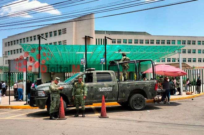 Son cerca de 13 elementos de la SEDENA quienes abanderaron el lugar.