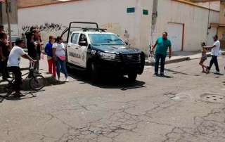 La oficial de policía argumenta que para eso hay banquetas