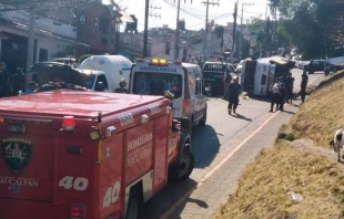 Vuelca microbús lleno de pasajeros en #Naucalpan