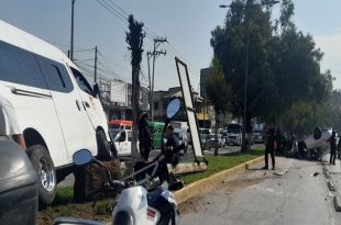 Fuerte choque entre combi y auto en Tultitlán