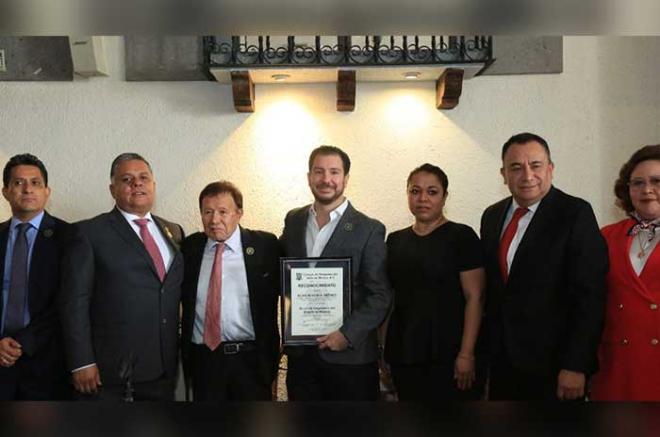Joaquín Rodríguez Lugo, otorgó un reconocimiento al Coordinador del Grupo Parlamentario del PRI