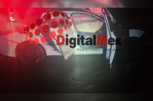 Cuerpos de emergencia y personal de la Fiscalía mexiquense acudieron al lugar para rescatar la unidad y recuperar los cuerpos.