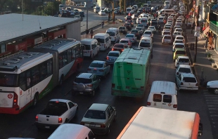 Transportistas rechazan regularizarse, causan caos en Valle de Mexico por bloqueo de vialidades