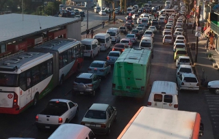 Transportistas rechazan regularizarse, causan caos en Valle de Mexico por bloqueo de vialidades
