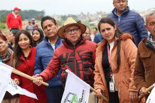 La obra contempla 620 metros de tubería, 13 pozos de visita y conexión domiciliaria para más de 90 familias.