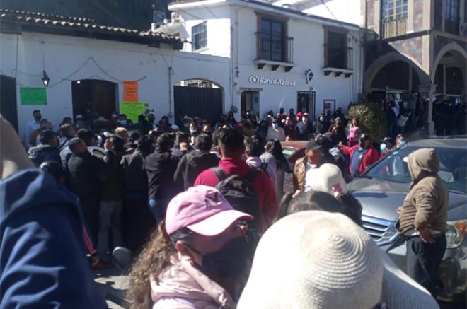 Más de 200 personas se manifestaron afuera de la presidencia municipal para pedir la destitución de la presidenta municipal, María Elena Martínez Robles