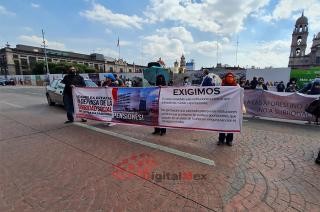 La manifestación se desarrolla sobre la calle de Lerdo, que fue cerrada al tránsito vehicular desde Juárez