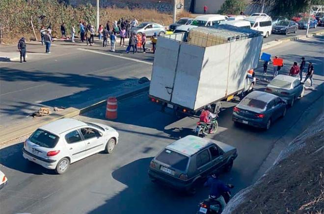 La zona fue resguardad por elementos de la Guardia Civil Tecámac para dar seguridad tanto a los manifestantes como a los automovilistas