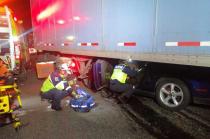 Rescastisas sacan a ombre de debajo del tráiler.