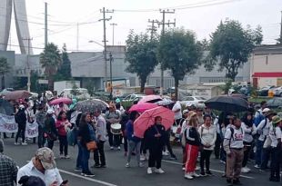 Los maestros inconformes se congregaron sobre la calle de Hidalgo, a la altura de Las Torres Bicentenario.