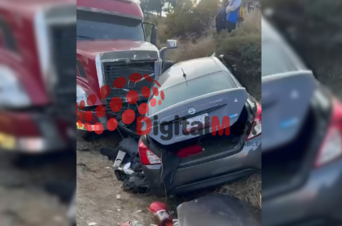 Mujer perdió la vida tras un choque frontal entre un tráiler y un Nissan Versa