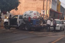 El accidente ocurrió cuando la unidad de transporte público impactó la parte trasera del camión; no hubo lesionados