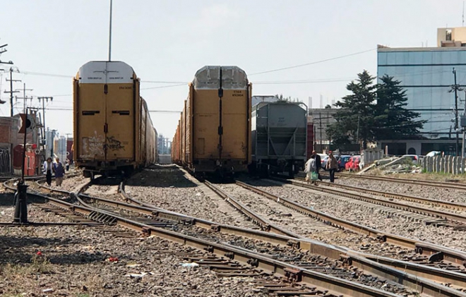 Paso del tren complica la vida de habitantes de Tlacopa en Toluca