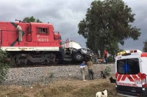 #Video: Tren embiste camioneta que quiso ganarle el paso, en #Acolman