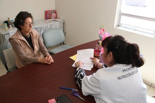 Personal capacitado del DIF Metepec brinda orientación alimentaria y planes nutricionales personalizados para mejorar la salud de las familias.