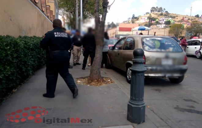 Mujer manejaba auto robado en centro de Toluca y no se daba cuenta