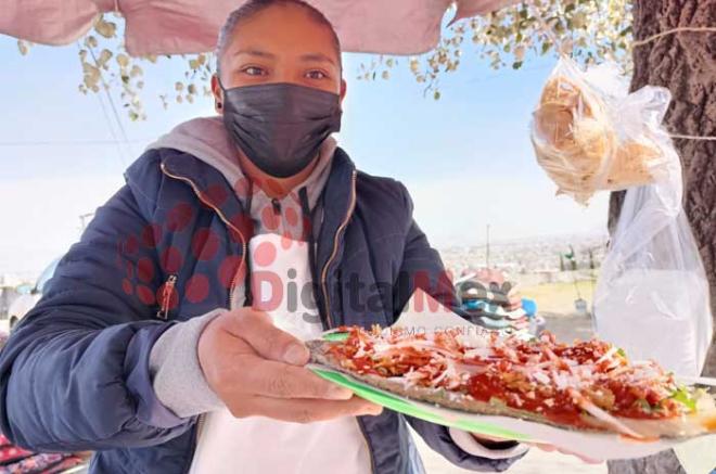 Paola se dedica desde hace dos décadas a la venta de huaraches.