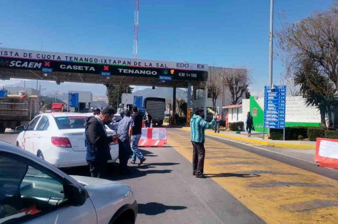 Taxistas exigen la liberación de su líder con cierre toma de caseta y bloqueo de vía