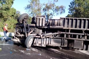 El tráiler sufrió una falla repentina, lo que provocó que el conductor del tráiler perdiera el control y terminara volcando sobre uno de sus costados.