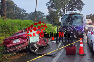 Choque entre un Chevrolet y un autobús en Toluca-Zitácuaro