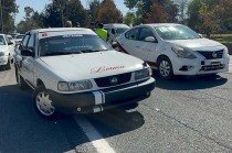 Los conductores, quienes aseguran que sus vehículos fueron retirados por no contar con la concesión correspondiente, cerraron la Avenida Hidalgo, afectando la circulación en el primer cuadro de la ciudad.