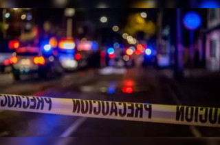 Paramédicos confirmaron los decesos en el lugar, mientras las autoridades acordonaron ambas zonas y la Fiscalía mexiquense inició las investigaciones.