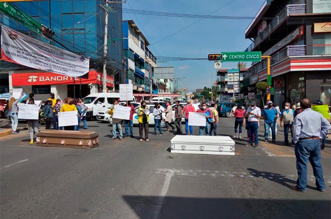 Los inconformes se apostaron a la altura del palacio municipal y portaron cartulinas  con su demanda