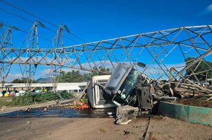 Cae torre de alta tensión por accidente en Ecatepec