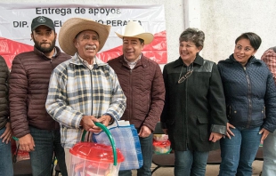 Entrega Miguel Sámano paquetes invernales